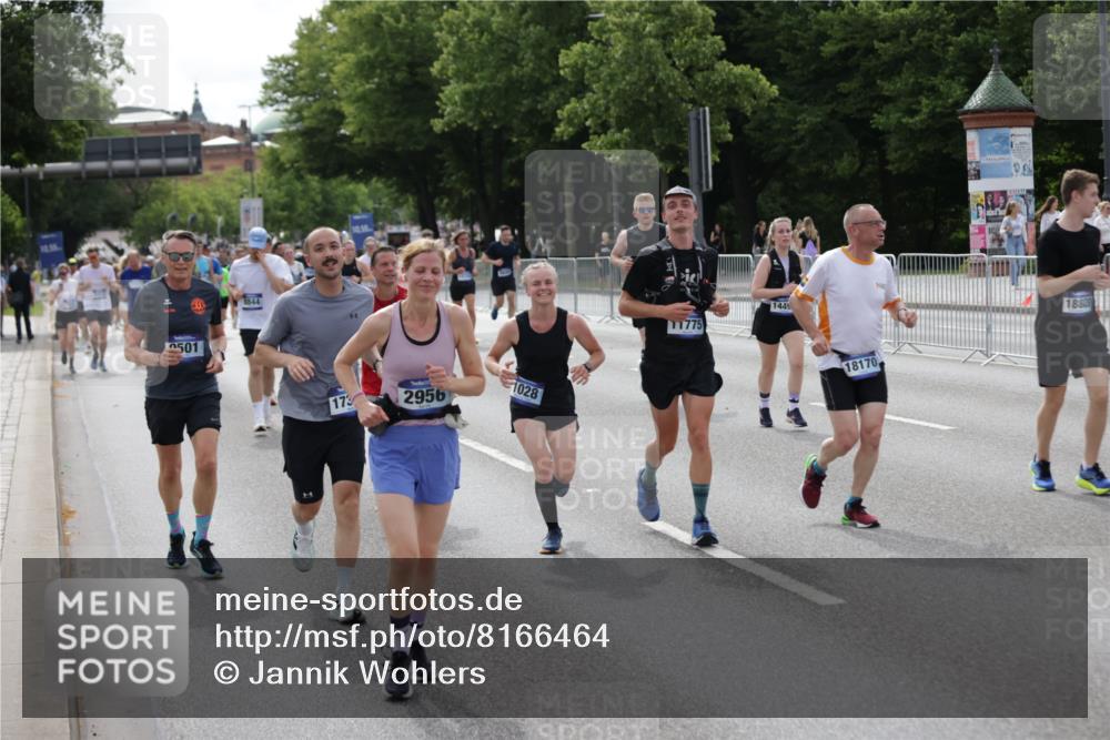 29.06.2025 - hella hamburg halbmarathon Jannik Wohlers http://msf.ph/oto/8166464 29.06.2025 10:20:47 Lombardsbrücke 1028, 1266, 1658, 2383, 2635, 2956, 2986, 3122, 3161, 3453, 3813, 5061, 5395, 5493, 5767, 6275, 6308, 7228, 7522, 7553, 7608, 8726, 8844, 9108, 9501, 10585, 10602, 11117, 11610, 11698, 11775, 12175, 12395, 12561, 12694, 13057, 13448, 13508, 14499, 14519, 14809, 14819, 15020, 15387, 15470, 15736, 15752, 15767, 16256, 16586, 16600, 16896, 17035, 17341, 17367, 17961, 18170, 18305, 18784, 18809 meine-sportfotos.de