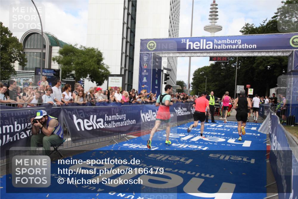 29.06.2025 - hella hamburg halbmarathon Michael Strokosch http://msf.ph/oto/8166479 29.06.2025 10:35:03 Ziel 4477, 6704, 7972, 8864, 12044, 12751, 15391, 15902, 16140, 16177, 16712, 17643, 18183, 18220 meine-sportfotos.de