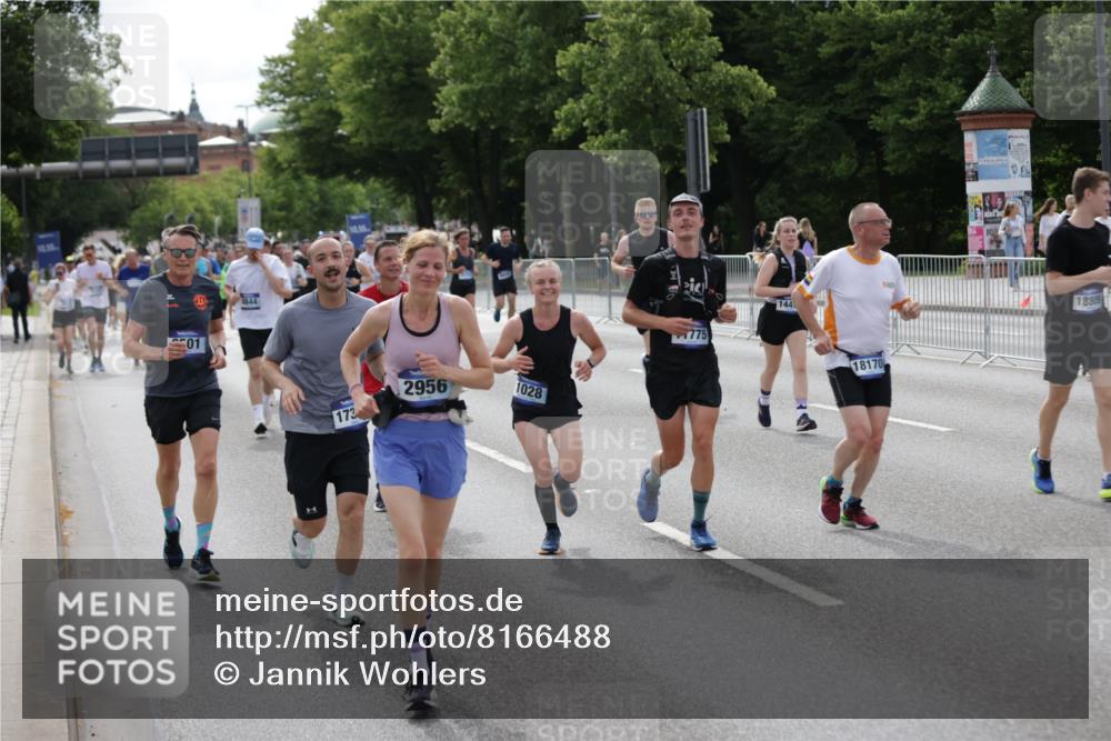 29.06.2025 - hella hamburg halbmarathon Jannik Wohlers http://msf.ph/oto/8166488 29.06.2025 10:20:47 Lombardsbrücke 1028, 1266, 1658, 2383, 2635, 2956, 2986, 3122, 3161, 3453, 3813, 5061, 5395, 5493, 5767, 6275, 6308, 7228, 7522, 7553, 7608, 8726, 8844, 9108, 9501, 10585, 10602, 11117, 11610, 11698, 11775, 12175, 12395, 12561, 12694, 13057, 13448, 13508, 14499, 14519, 14809, 14819, 15020, 15387, 15470, 15736, 15752, 15767, 16256, 16586, 16600, 16896, 17035, 17341, 17367, 17961, 18170, 18305, 18784, 18809 meine-sportfotos.de