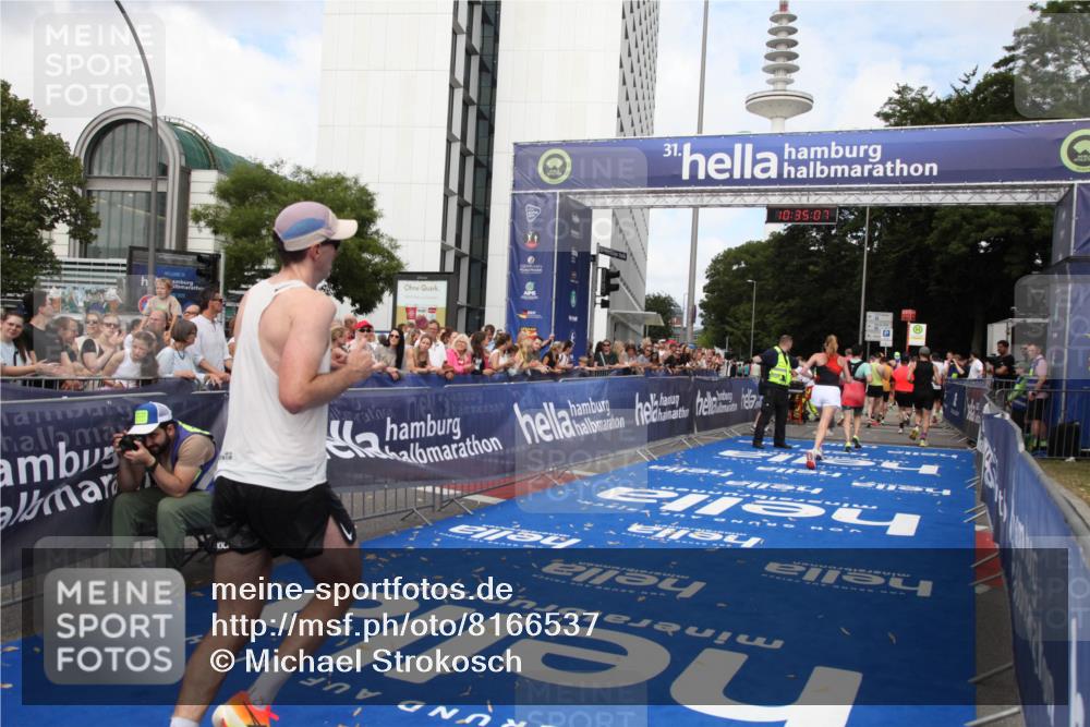 29.06.2025 - hella hamburg halbmarathon Michael Strokosch http://msf.ph/oto/8166537 29.06.2025 10:35:06 Ziel 7972, 8901, 12044, 14069, 15391, 15902, 16177, 16963, 16964 meine-sportfotos.de