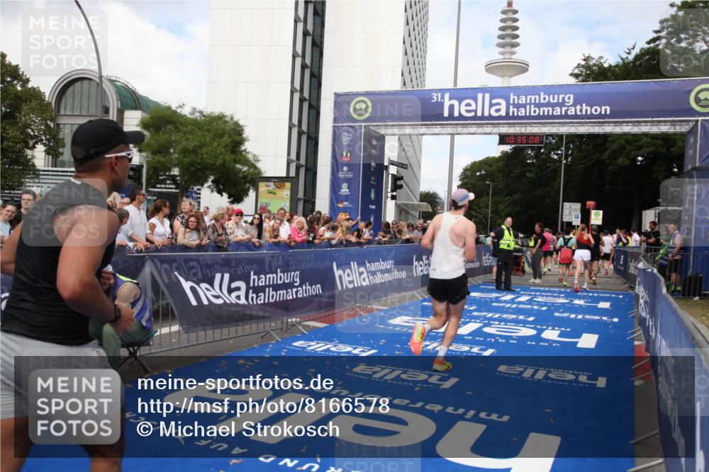 29.06.2025 - hella hamburg halbmarathon Michael Strokosch http://msf.ph/oto/8166578 29.06.2025 10:35:07 Ziel 7972, 8901, 11559, 12044, 14069, 15391, 15902, 16177, 16963, 16964 meine-sportfotos.de