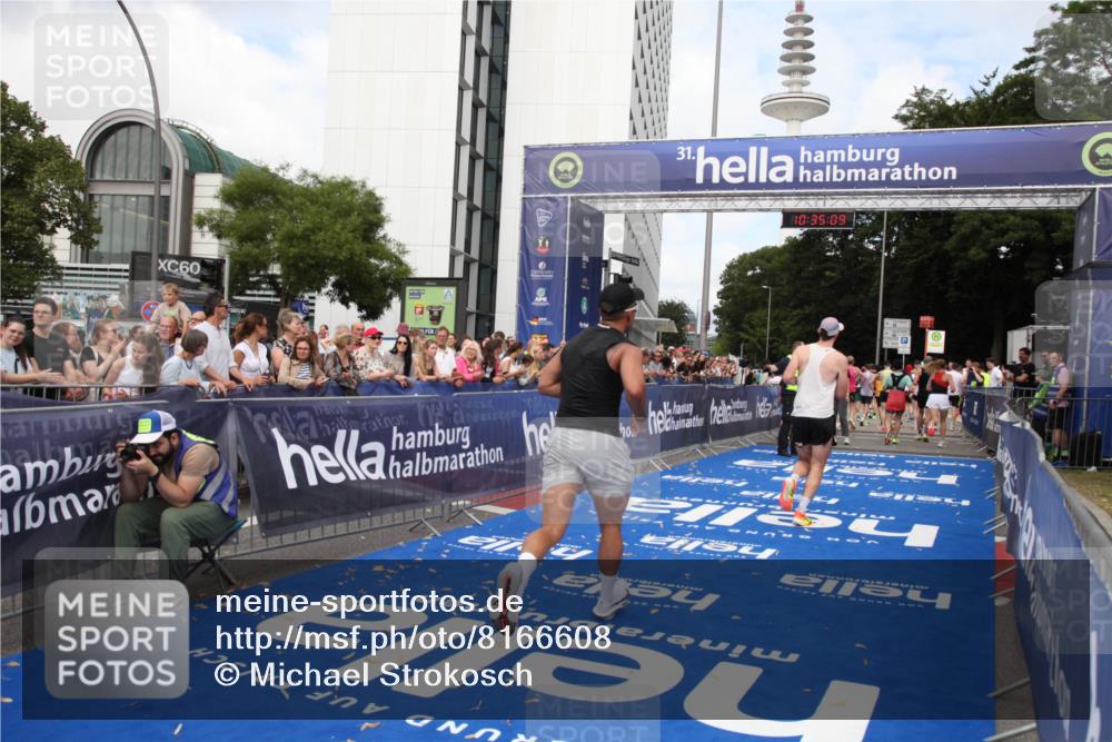 29.06.2025 - hella hamburg halbmarathon Michael Strokosch http://msf.ph/oto/8166608 29.06.2025 10:35:08 Ziel 7972, 8901, 11559, 12044, 14069, 15391, 16963, 16964 meine-sportfotos.de