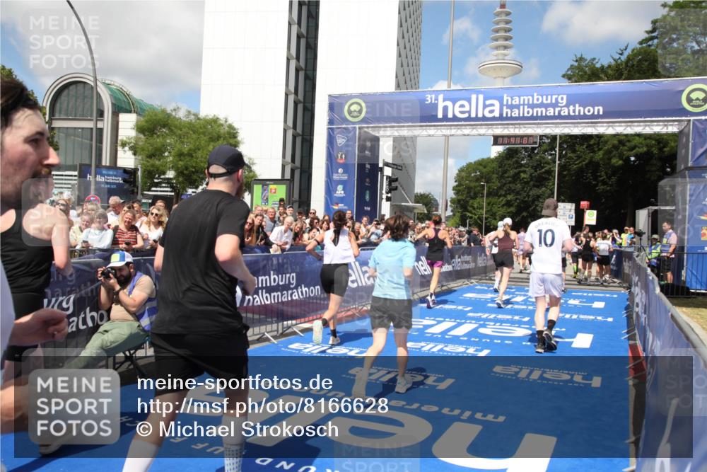 29.06.2025 - hella hamburg halbmarathon Michael Strokosch http://msf.ph/oto/8166628 29.06.2025 11:41:05 Ziel 2776, 4968, 5702, 6417, 7045, 7544, 8369, 9237, 11053, 12532, 13471, 13776, 14018, 15792, 17044, 17370, 18896 meine-sportfotos.de