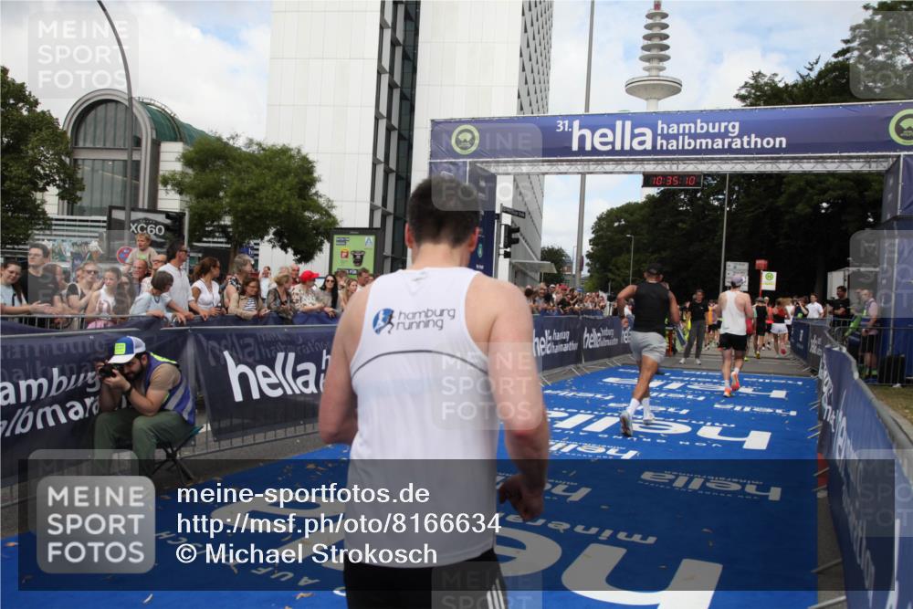 29.06.2025 - hella hamburg halbmarathon Michael Strokosch http://msf.ph/oto/8166634 29.06.2025 10:35:09 Ziel 7628, 7972, 8901, 11559, 14069, 16963, 16964, 17022 meine-sportfotos.de