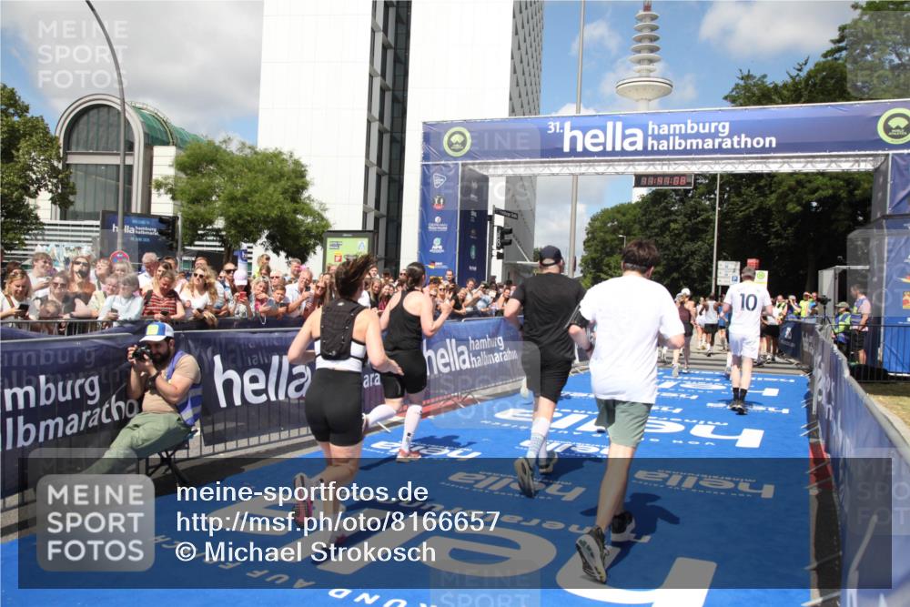 29.06.2025 - hella hamburg halbmarathon Michael Strokosch http://msf.ph/oto/8166657 29.06.2025 11:41:06 Ziel 2776, 4968, 5702, 6417, 7045, 7544, 8369, 9237, 11053, 12532, 13471, 13776, 14018, 15494, 15792, 17044, 17370, 18896, 19245 meine-sportfotos.de
