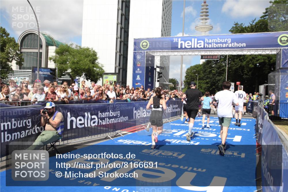 29.06.2025 - hella hamburg halbmarathon Michael Strokosch http://msf.ph/oto/8166691 29.06.2025 11:41:07 Ziel 2776, 5702, 6417, 7045, 7544, 8369, 10727, 12532, 13377, 13471, 13776, 14018, 15494, 15792, 17044, 17370, 18896, 19245 meine-sportfotos.de