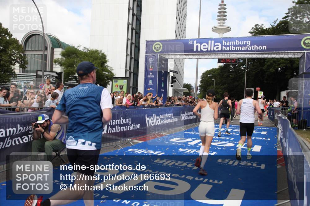 29.06.2025 - hella hamburg halbmarathon Michael Strokosch http://msf.ph/oto/8166693 29.06.2025 10:35:11 Ziel 4740, 7628, 7972, 8901, 11559, 14069, 16963, 16964, 17022 meine-sportfotos.de