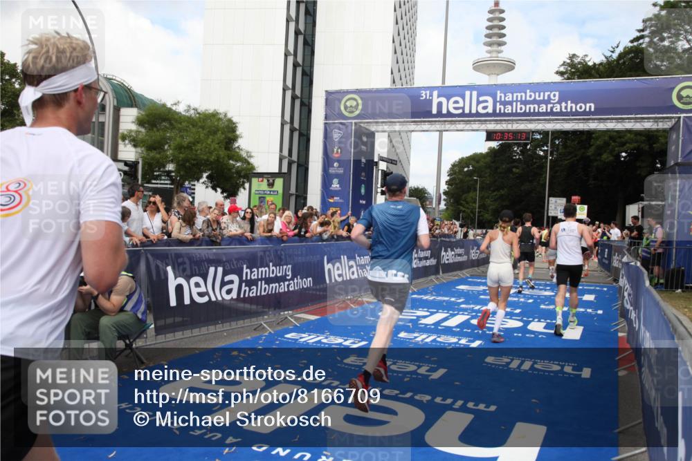 29.06.2025 - hella hamburg halbmarathon Michael Strokosch http://msf.ph/oto/8166709 29.06.2025 10:35:11 Ziel 4740, 7628, 7972, 8901, 11559, 14069, 16963, 16964, 17022 meine-sportfotos.de