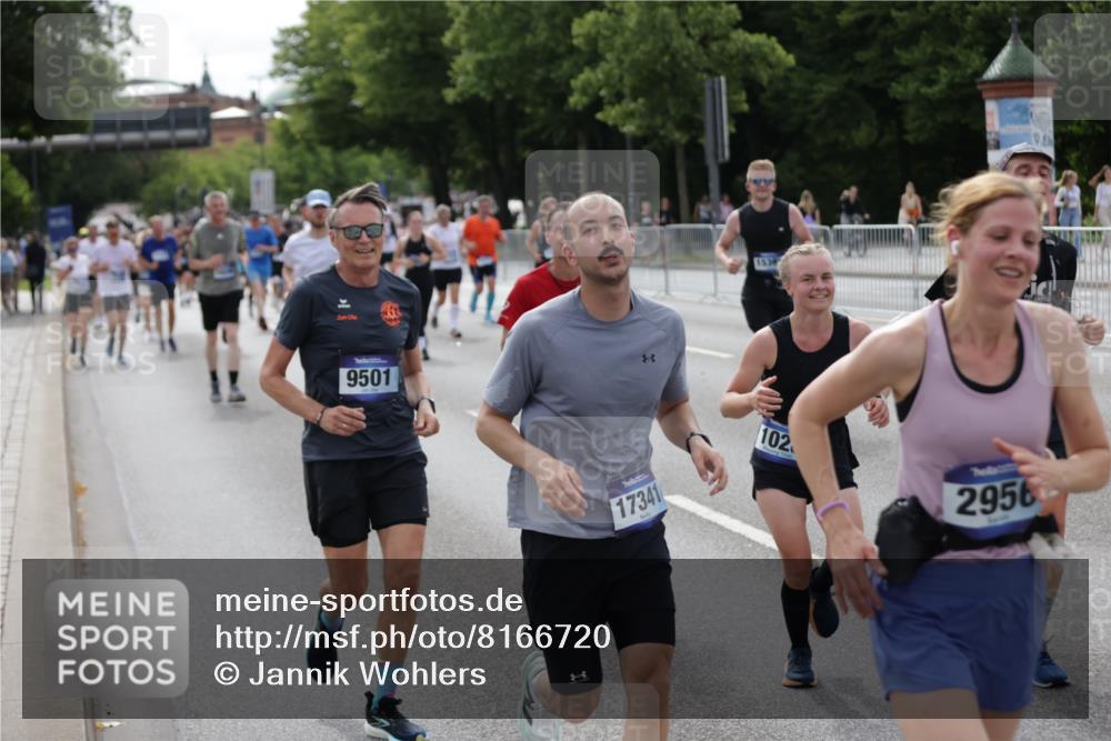 29.06.2025 - hella hamburg halbmarathon Jannik Wohlers http://msf.ph/oto/8166720 29.06.2025 10:20:49 Lombardsbrücke 1028, 1266, 1658, 2271, 2383, 2635, 2956, 2986, 3122, 3161, 3453, 5061, 5373, 5395, 5493, 5767, 6275, 6308, 6844, 7228, 7522, 7553, 7608, 8726, 8844, 9108, 9501, 10602, 11117, 11610, 11698, 11775, 12175, 12395, 12561, 12694, 13057, 13448, 13508, 14499, 14519, 14809, 14819, 15387, 15470, 15736, 15752, 15767, 16586, 16600, 16896, 17035, 17341, 17961, 17969, 18170, 18784, 18809 meine-sportfotos.de