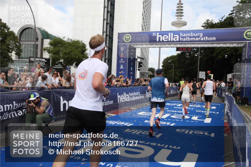 29.06.2025 - hella hamburg halbmarathon Michael Strokosch http://msf.ph/oto/8166727 29.06.2025 10:35:12 Ziel 4740, 7628, 7972, 8901, 11559, 14069, 16963, 16964, 17022 meine-sportfotos.de