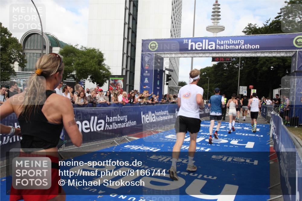 29.06.2025 - hella hamburg halbmarathon Michael Strokosch http://msf.ph/oto/8166744 29.06.2025 10:35:13 Ziel 4740, 7628, 8901, 11559, 14069, 15415, 16963, 16964, 17022 meine-sportfotos.de