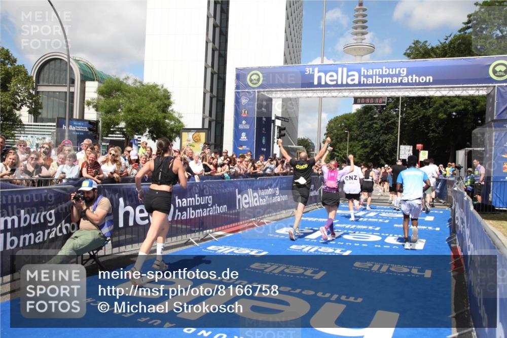 29.06.2025 - hella hamburg halbmarathon Michael Strokosch http://msf.ph/oto/8166758 29.06.2025 11:41:10 Ziel 2776, 6955, 7045, 7544, 7653, 10727, 13377, 13471, 13776, 14018, 15494, 15792, 17370, 18896, 19245 meine-sportfotos.de