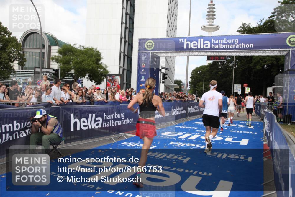 29.06.2025 - hella hamburg halbmarathon Michael Strokosch http://msf.ph/oto/8166763 29.06.2025 10:35:13 Ziel 4740, 7628, 8901, 11559, 14069, 15415, 16963, 16964, 17022 meine-sportfotos.de