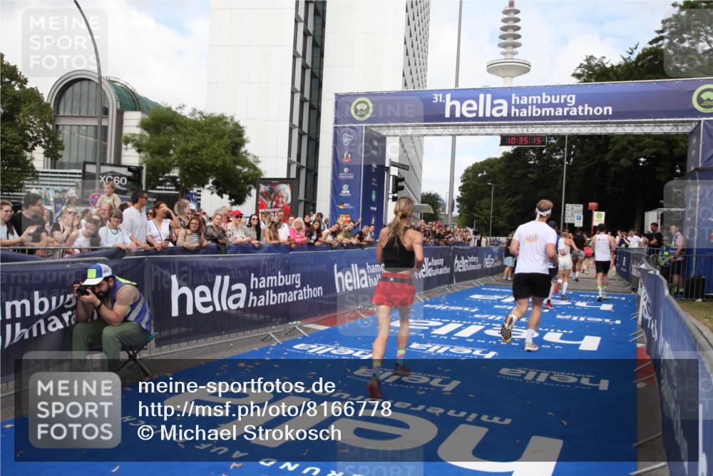 29.06.2025 - hella hamburg halbmarathon Michael Strokosch http://msf.ph/oto/8166778 29.06.2025 10:35:14 Ziel 4740, 7628, 11559, 14069, 15415, 16963, 16964, 17022 meine-sportfotos.de