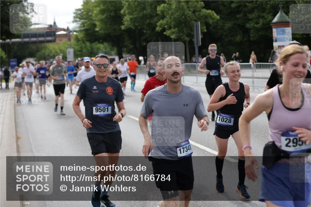 29.06.2025 - hella hamburg halbmarathon Jannik Wohlers http://msf.ph/oto/8166784 29.06.2025 10:20:49 Lombardsbrücke 1028, 1266, 1658, 2271, 2383, 2635, 2956, 2986, 3122, 3161, 3453, 5061, 5373, 5395, 5493, 5767, 6275, 6308, 6844, 7228, 7522, 7553, 7608, 8726, 8844, 9108, 9501, 10602, 11117, 11610, 11698, 11775, 12175, 12395, 12561, 12694, 13057, 13448, 13508, 14499, 14519, 14809, 14819, 15387, 15470, 15736, 15752, 15767, 16586, 16600, 16896, 17035, 17341, 17961, 17969, 18170, 18784, 18809 meine-sportfotos.de