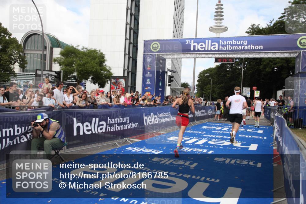 29.06.2025 - hella hamburg halbmarathon Michael Strokosch http://msf.ph/oto/8166785 29.06.2025 10:35:14 Ziel 4740, 7628, 11559, 14069, 15415, 16963, 16964, 17022 meine-sportfotos.de