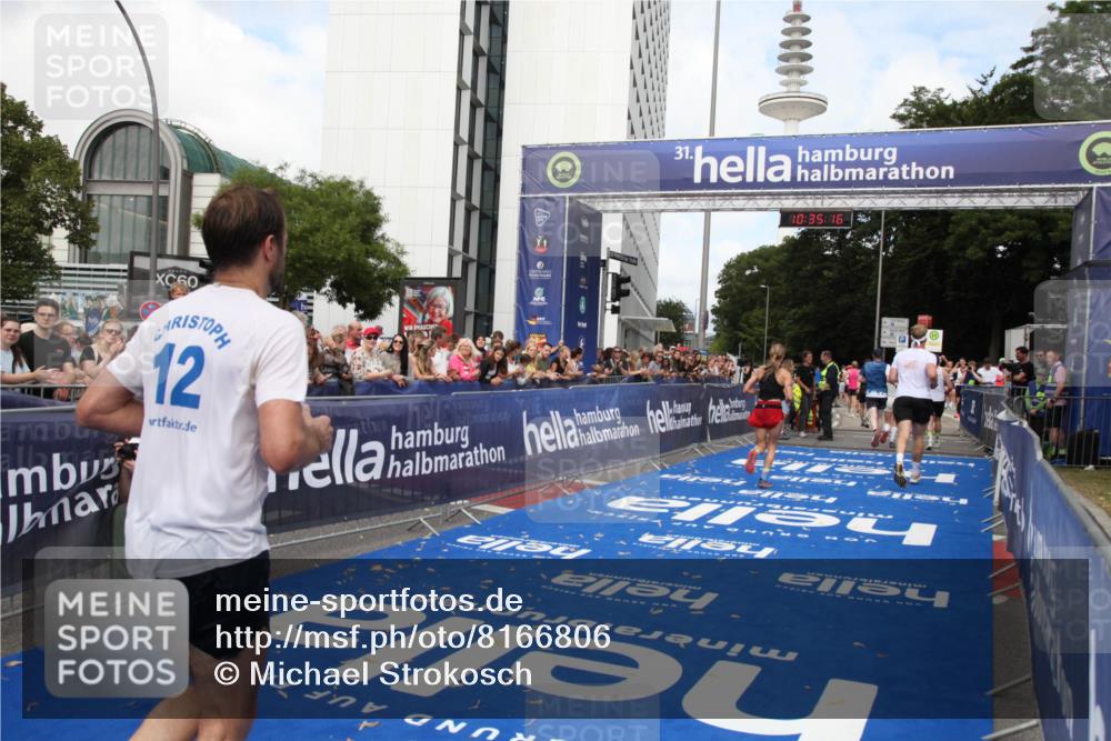29.06.2025 - hella hamburg halbmarathon Michael Strokosch http://msf.ph/oto/8166806 29.06.2025 10:35:15 Ziel 4740, 7628, 11559, 12514, 14069, 15415, 16964, 17022 meine-sportfotos.de