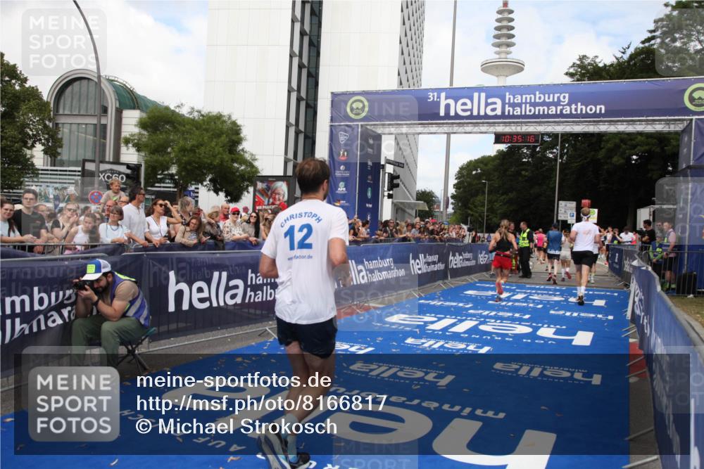 29.06.2025 - hella hamburg halbmarathon Michael Strokosch http://msf.ph/oto/8166817 29.06.2025 10:35:15 Ziel 4740, 7628, 11559, 12514, 14069, 15415, 16964, 17022 meine-sportfotos.de