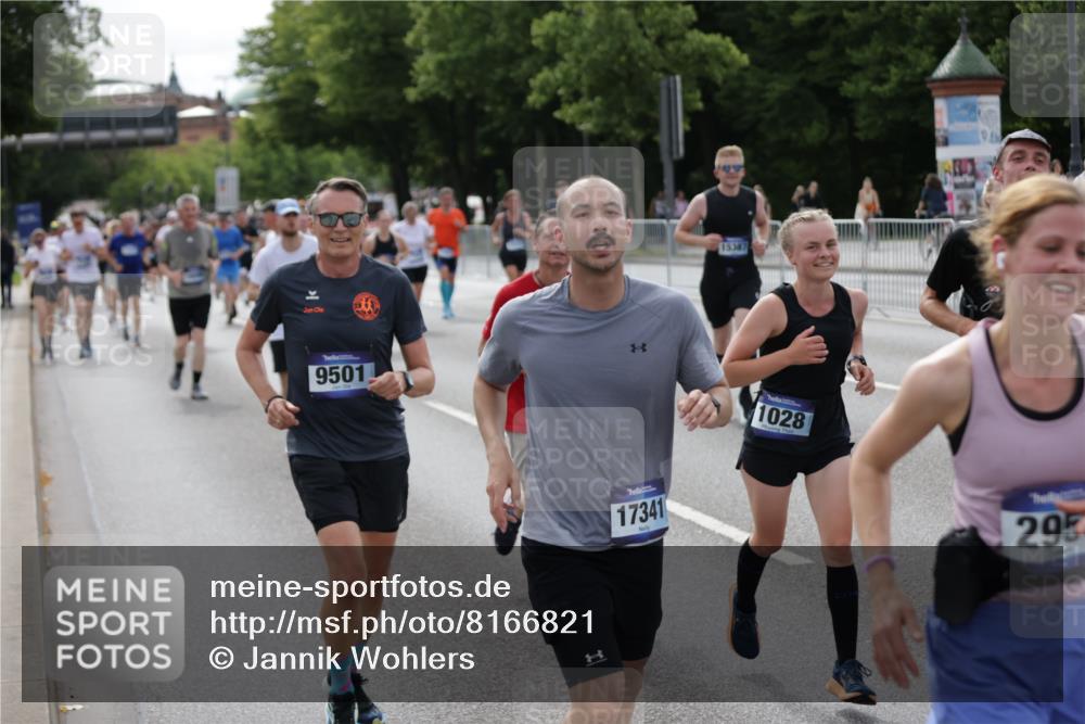 29.06.2025 - hella hamburg halbmarathon Jannik Wohlers http://msf.ph/oto/8166821 29.06.2025 10:20:49 Lombardsbrücke 1028, 1266, 1658, 2271, 2383, 2635, 2956, 2986, 3122, 3161, 3453, 5061, 5373, 5395, 5493, 5767, 6275, 6308, 6844, 7228, 7522, 7553, 7608, 8726, 8844, 9108, 9501, 10602, 11117, 11610, 11698, 11775, 12175, 12395, 12561, 12694, 13057, 13448, 13508, 14499, 14519, 14809, 14819, 15387, 15470, 15736, 15752, 15767, 16586, 16600, 16896, 17035, 17341, 17961, 17969, 18170, 18784, 18809 meine-sportfotos.de