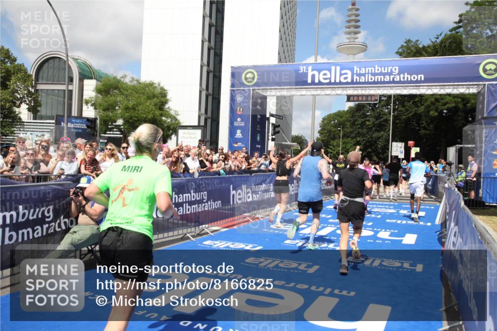 29.06.2025 - hella hamburg halbmarathon Michael Strokosch http://msf.ph/oto/8166825 29.06.2025 11:41:11 Ziel 2776, 6955, 7544, 7653, 10727, 13377, 13471, 13776, 14018, 14098, 15494, 15707, 15792, 17370, 18896, 19245 meine-sportfotos.de