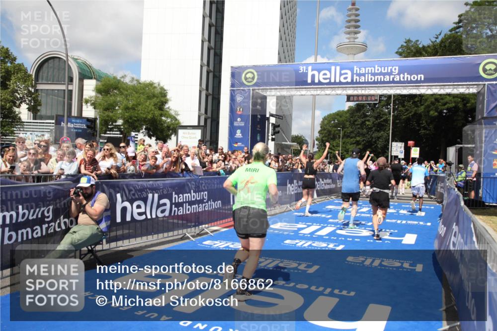 29.06.2025 - hella hamburg halbmarathon Michael Strokosch http://msf.ph/oto/8166862 29.06.2025 11:41:12 Ziel 2776, 6955, 7544, 7653, 10727, 11651, 13377, 14018, 14098, 15494, 15568, 15707, 15792, 17370, 18896, 19245 meine-sportfotos.de