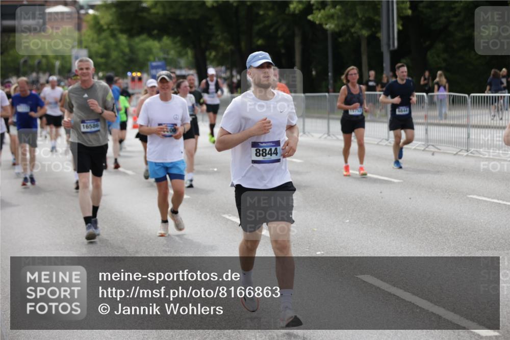 29.06.2025 - hella hamburg halbmarathon Jannik Wohlers http://msf.ph/oto/8166863 29.06.2025 10:20:51 Lombardsbrücke 1028, 1266, 1658, 2271, 2383, 2635, 2815, 2956, 2986, 3122, 3161, 3453, 3817, 5373, 5395, 5493, 5767, 6275, 6308, 6844, 7228, 7375, 7522, 7553, 7608, 8726, 8844, 9100, 9108, 9501, 10602, 11117, 11610, 11698, 11775, 12018, 12175, 12395, 12561, 13057, 13448, 13508, 14499, 14519, 14664, 14809, 14819, 15387, 15736, 15752, 15767, 16107, 16586, 16600, 16896, 17341, 17799, 17961, 17969, 18170, 18784, 18809, 19012 meine-sportfotos.de
