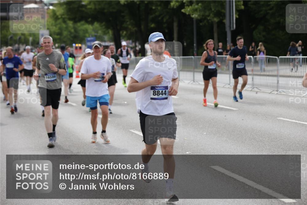 29.06.2025 - hella hamburg halbmarathon Jannik Wohlers http://msf.ph/oto/8166889 29.06.2025 10:20:51 Lombardsbrücke 1028, 1266, 1658, 2271, 2383, 2635, 2815, 2956, 2986, 3122, 3161, 3453, 3817, 5373, 5395, 5493, 5767, 6275, 6308, 6844, 7228, 7375, 7522, 7553, 7608, 8726, 8844, 9100, 9108, 9501, 10602, 11117, 11610, 11698, 11775, 12018, 12175, 12395, 12561, 13057, 13448, 13508, 14499, 14519, 14664, 14809, 14819, 15387, 15736, 15752, 15767, 16107, 16586, 16600, 16896, 17341, 17799, 17961, 17969, 18170, 18784, 18809, 19012 meine-sportfotos.de