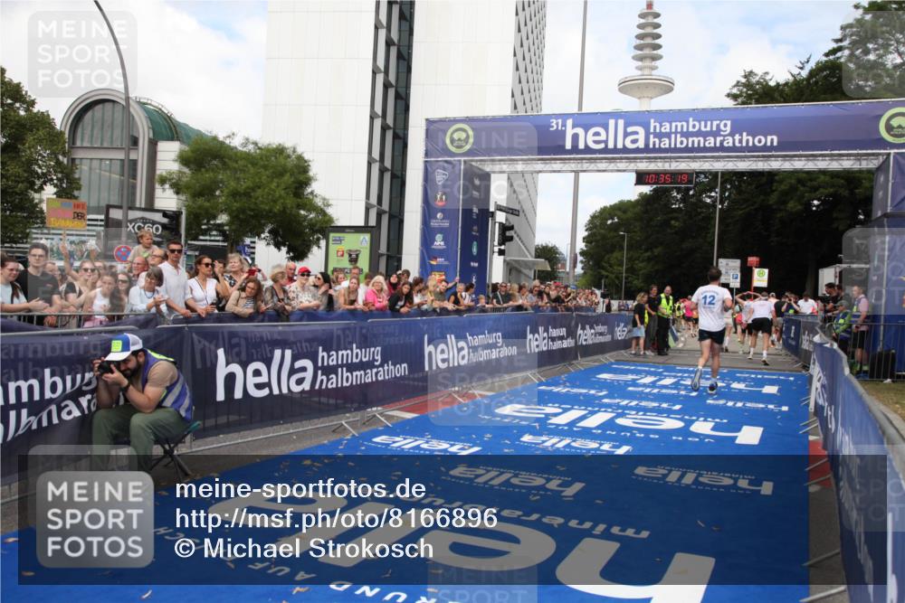 29.06.2025 - hella hamburg halbmarathon Michael Strokosch http://msf.ph/oto/8166896 29.06.2025 10:35:18 Ziel 4740, 7628, 7867, 12514, 13798, 15415, 15773, 17022 meine-sportfotos.de