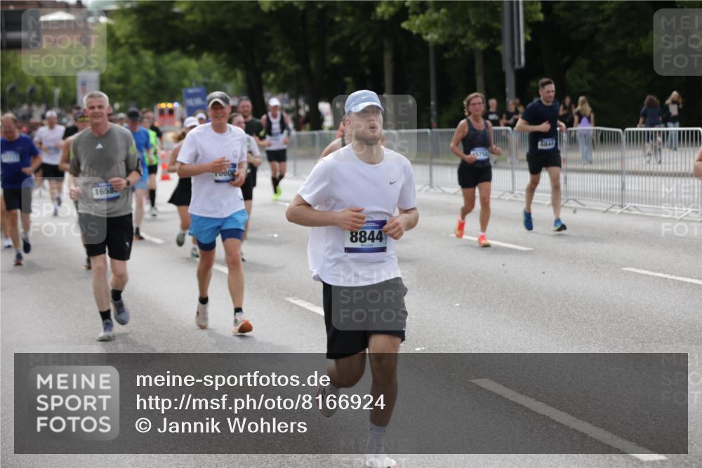 29.06.2025 - hella hamburg halbmarathon Jannik Wohlers http://msf.ph/oto/8166924 29.06.2025 10:20:51 Lombardsbrücke 1028, 1266, 1658, 2271, 2383, 2635, 2815, 2956, 2986, 3122, 3161, 3453, 3817, 5373, 5395, 5493, 5767, 6275, 6308, 6844, 7228, 7375, 7522, 7553, 7608, 8726, 8844, 9100, 9108, 9501, 10602, 11117, 11610, 11698, 11775, 12018, 12175, 12395, 12561, 13057, 13448, 13508, 14499, 14519, 14664, 14809, 14819, 15387, 15736, 15752, 15767, 16107, 16586, 16600, 16896, 17341, 17799, 17961, 17969, 18170, 18784, 18809, 19012 meine-sportfotos.de