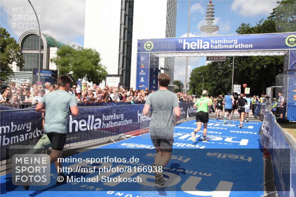 29.06.2025 - hella hamburg halbmarathon Michael Strokosch http://msf.ph/oto/8166938 29.06.2025 11:41:13 Ziel 4311, 4964, 6955, 7653, 10727, 11651, 13377, 14018, 14098, 15190, 15494, 15568, 15707, 17370, 19245 meine-sportfotos.de