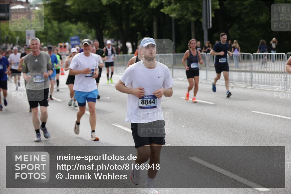 29.06.2025 - hella hamburg halbmarathon Jannik Wohlers http://msf.ph/oto/8166948 29.06.2025 10:20:51 Lombardsbrücke 1028, 1266, 1658, 2271, 2383, 2635, 2815, 2956, 2986, 3122, 3161, 3453, 3817, 5373, 5395, 5493, 5767, 6275, 6308, 6844, 7228, 7375, 7522, 7553, 7608, 8726, 8844, 9100, 9108, 9501, 10602, 11117, 11610, 11698, 11775, 12018, 12175, 12395, 12561, 13057, 13448, 13508, 14499, 14519, 14664, 14809, 14819, 15387, 15736, 15752, 15767, 16107, 16586, 16600, 16896, 17341, 17799, 17961, 17969, 18170, 18784, 18809, 19012 meine-sportfotos.de