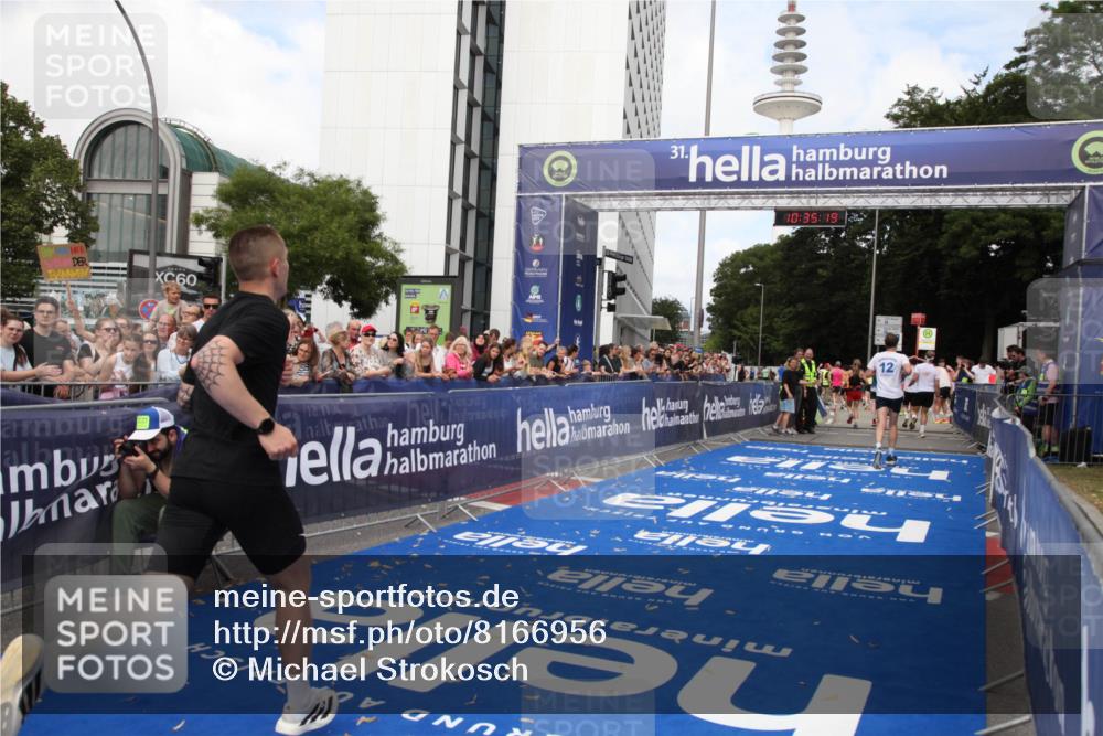 29.06.2025 - hella hamburg halbmarathon Michael Strokosch http://msf.ph/oto/8166956 29.06.2025 10:35:18 Ziel 4740, 7628, 7867, 12514, 13798, 15415, 15773, 17022 meine-sportfotos.de