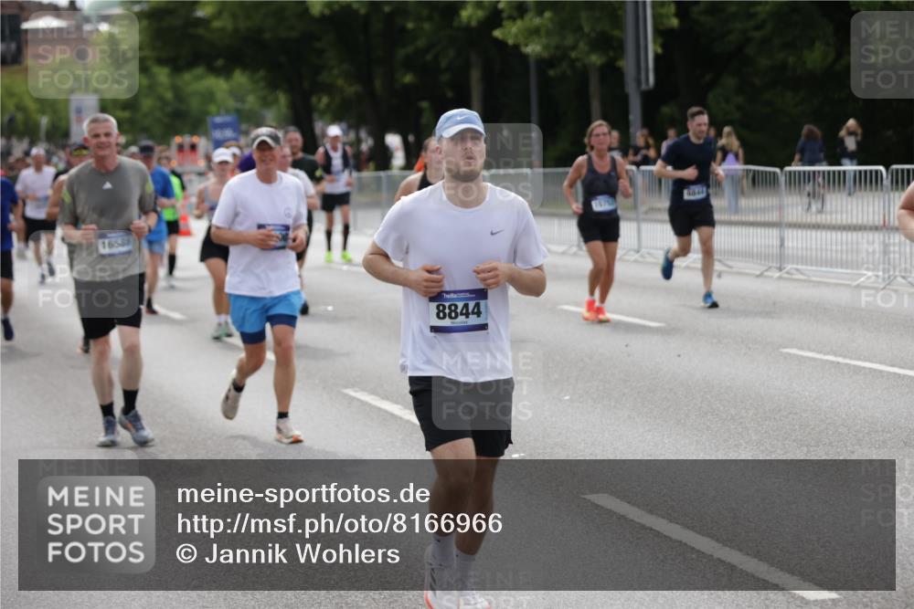 29.06.2025 - hella hamburg halbmarathon Jannik Wohlers http://msf.ph/oto/8166966 29.06.2025 10:20:51 Lombardsbrücke 1028, 1266, 1658, 2271, 2383, 2635, 2815, 2956, 2986, 3122, 3161, 3453, 3817, 5373, 5395, 5493, 5767, 6275, 6308, 6844, 7228, 7375, 7522, 7553, 7608, 8726, 8844, 9100, 9108, 9501, 10602, 11117, 11610, 11698, 11775, 12018, 12175, 12395, 12561, 13057, 13448, 13508, 14499, 14519, 14664, 14809, 14819, 15387, 15736, 15752, 15767, 16107, 16586, 16600, 16896, 17341, 17799, 17961, 17969, 18170, 18784, 18809, 19012 meine-sportfotos.de