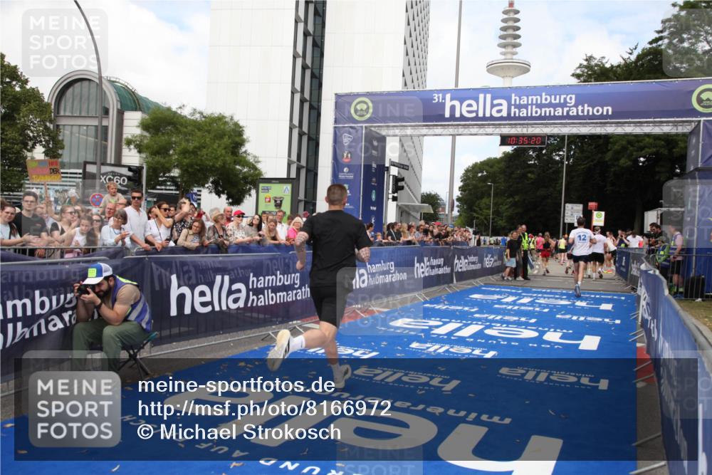 29.06.2025 - hella hamburg halbmarathon Michael Strokosch http://msf.ph/oto/8166972 29.06.2025 10:35:19 Ziel 4740, 7867, 12514, 13798, 14789, 15415, 15773 meine-sportfotos.de