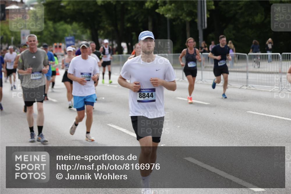 29.06.2025 - hella hamburg halbmarathon Jannik Wohlers http://msf.ph/oto/8166976 29.06.2025 10:20:51 Lombardsbrücke 1028, 1266, 1658, 2271, 2383, 2635, 2815, 2956, 2986, 3122, 3161, 3453, 3817, 5373, 5395, 5493, 5767, 6275, 6308, 6844, 7228, 7375, 7522, 7553, 7608, 8726, 8844, 9100, 9108, 9501, 10602, 11117, 11610, 11698, 11775, 12018, 12175, 12395, 12561, 13057, 13448, 13508, 14499, 14519, 14664, 14809, 14819, 15387, 15736, 15752, 15767, 16107, 16586, 16600, 16896, 17341, 17799, 17961, 17969, 18170, 18784, 18809, 19012 meine-sportfotos.de