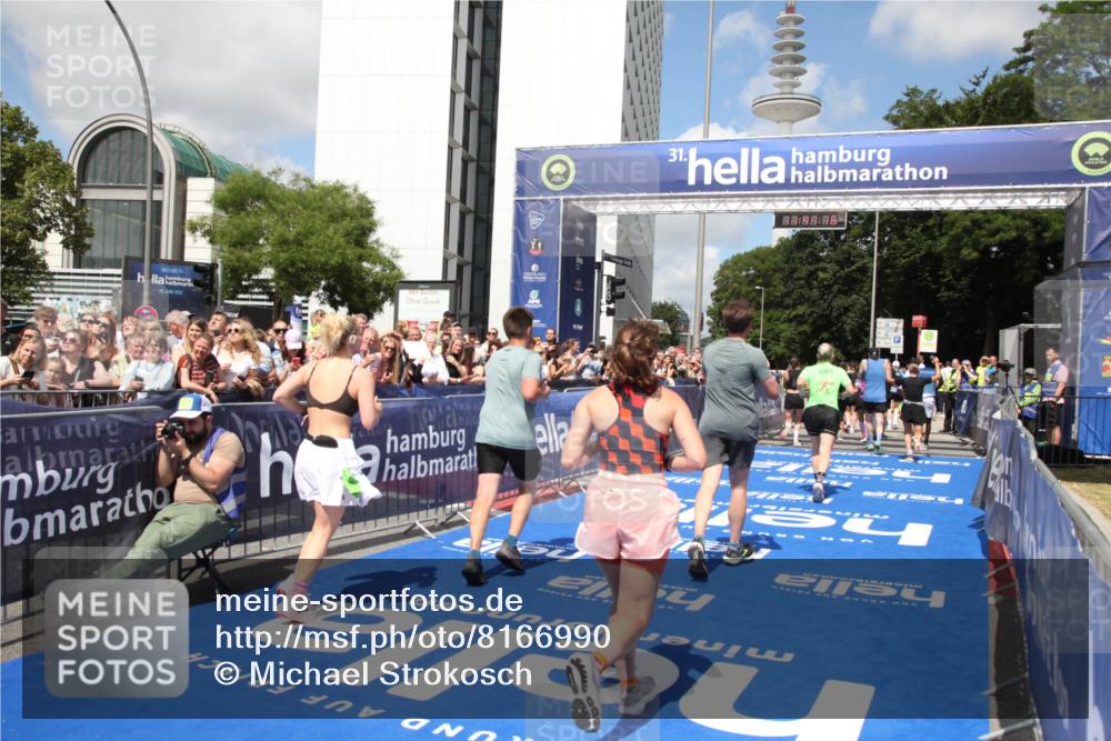 29.06.2025 - hella hamburg halbmarathon Michael Strokosch http://msf.ph/oto/8166990 29.06.2025 11:41:14 Ziel 4311, 4964, 6955, 7653, 10727, 11651, 13377, 14018, 14098, 15190, 15494, 15568, 15707, 19245 meine-sportfotos.de