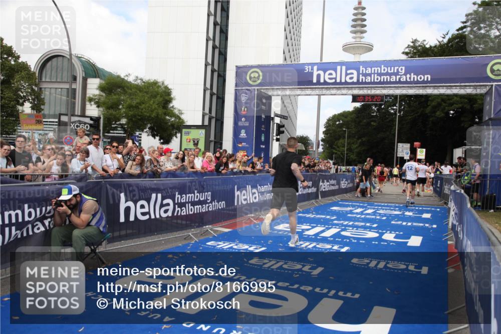 29.06.2025 - hella hamburg halbmarathon Michael Strokosch http://msf.ph/oto/8166995 29.06.2025 10:35:19 Ziel 4740, 7867, 12514, 13798, 14789, 15415, 15773 meine-sportfotos.de