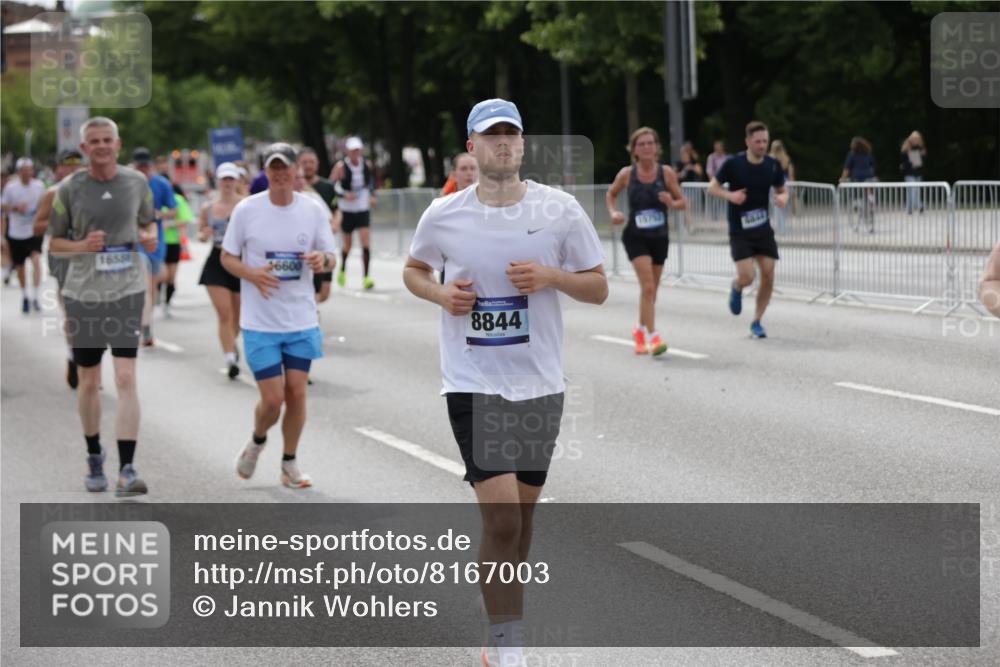 29.06.2025 - hella hamburg halbmarathon Jannik Wohlers http://msf.ph/oto/8167003 29.06.2025 10:20:51 Lombardsbrücke 1028, 1266, 1658, 2271, 2383, 2635, 2815, 2956, 2986, 3122, 3161, 3453, 3817, 5373, 5395, 5493, 5767, 6275, 6308, 6844, 7228, 7375, 7522, 7553, 7608, 8726, 8844, 9100, 9108, 9501, 10602, 11117, 11610, 11698, 11775, 12018, 12175, 12395, 12561, 13057, 13448, 13508, 14499, 14519, 14664, 14809, 14819, 15387, 15736, 15752, 15767, 16107, 16586, 16600, 16896, 17341, 17799, 17961, 17969, 18170, 18784, 18809, 19012 meine-sportfotos.de