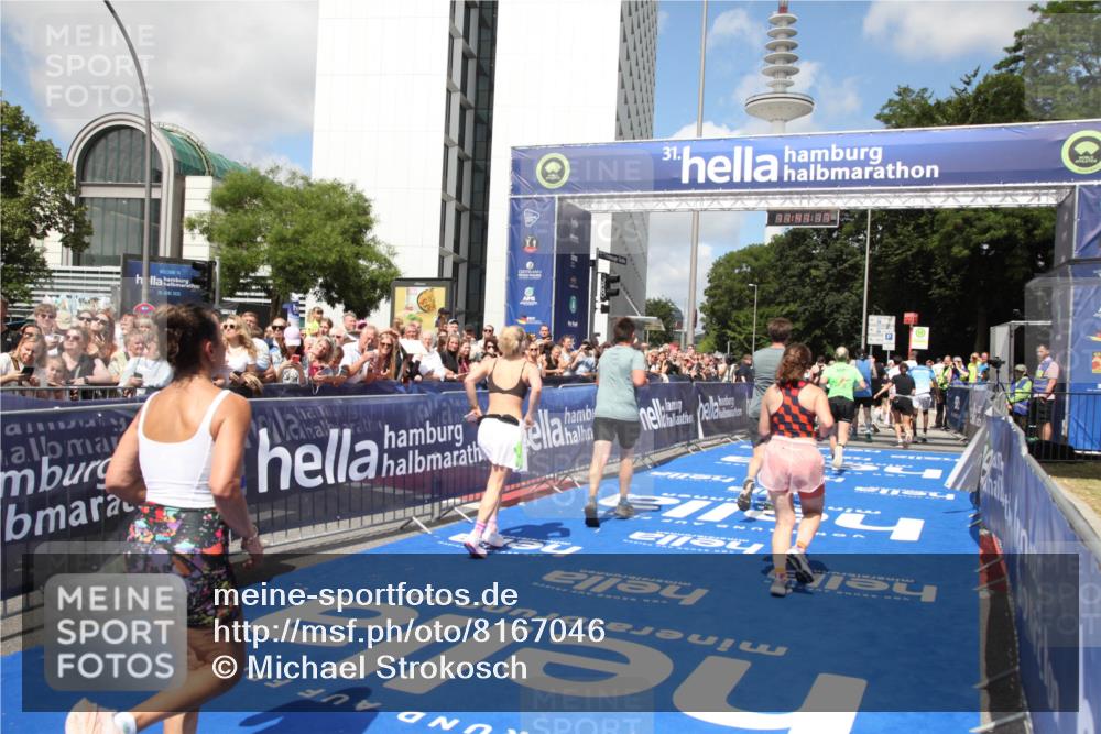 29.06.2025 - hella hamburg halbmarathon Michael Strokosch http://msf.ph/oto/8167046 29.06.2025 11:41:15 Ziel 4311, 4964, 6955, 7653, 10727, 11651, 13377, 14098, 15190, 15494, 15568, 15707, 17423, 19245 meine-sportfotos.de
