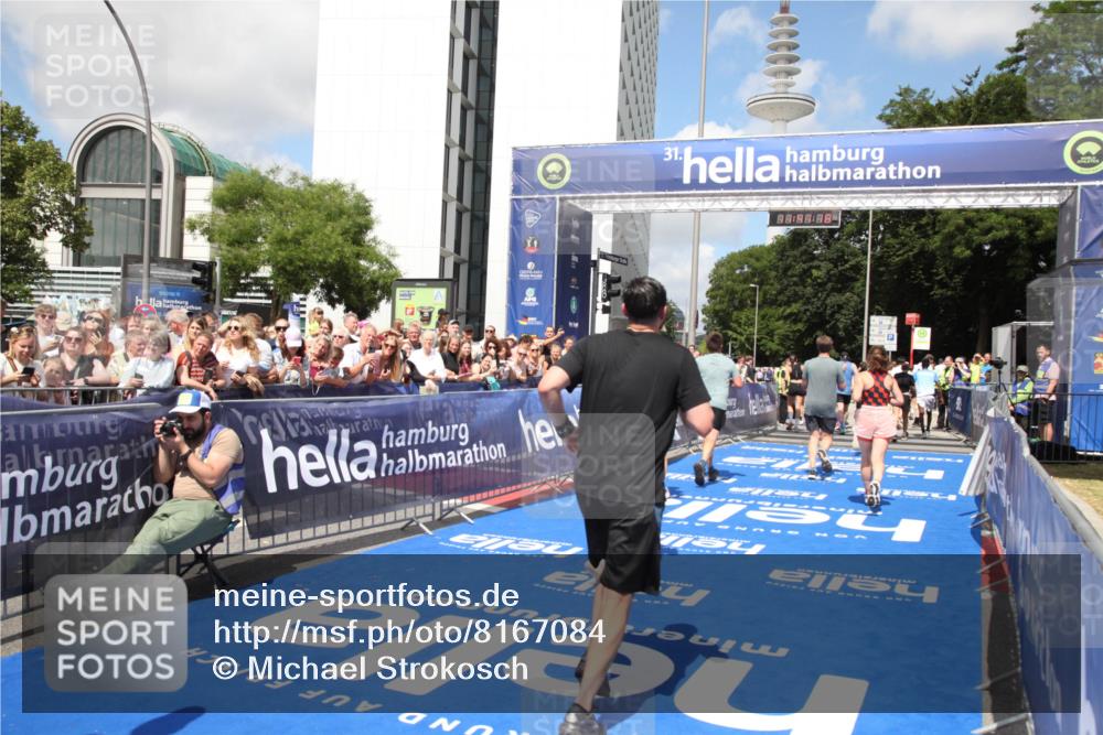 29.06.2025 - hella hamburg halbmarathon Michael Strokosch http://msf.ph/oto/8167084 29.06.2025 11:41:16 Ziel 4311, 4964, 6955, 7653, 10727, 11651, 13377, 14098, 15190, 15568, 15707, 17423 meine-sportfotos.de