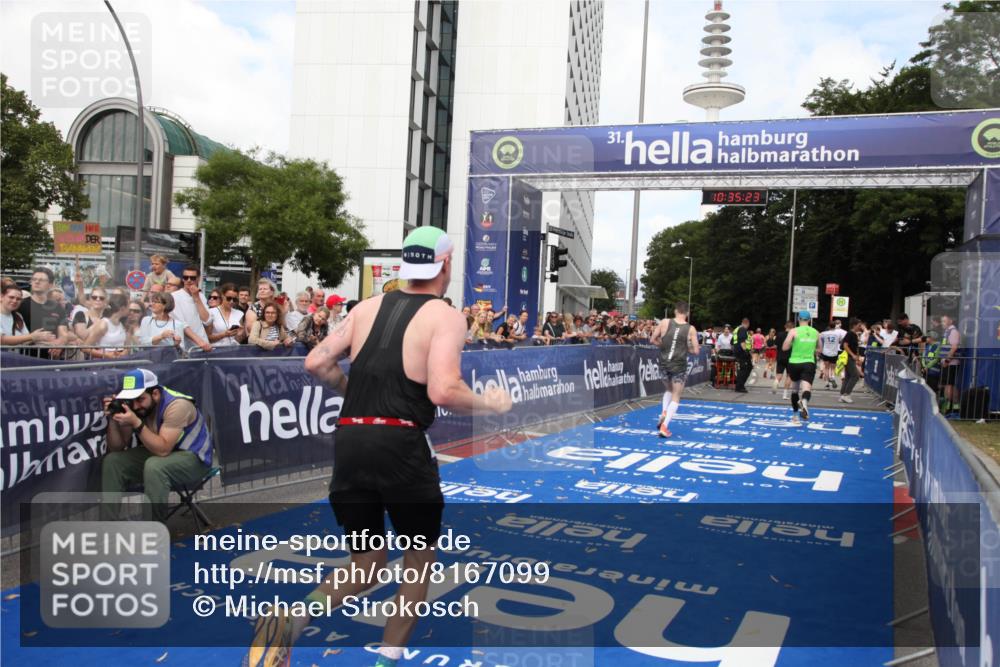 29.06.2025 - hella hamburg halbmarathon Michael Strokosch http://msf.ph/oto/8167099 29.06.2025 10:35:22 Ziel 4944, 7867, 10877, 11898, 12514, 13798, 14789, 15415, 15701, 15773 meine-sportfotos.de