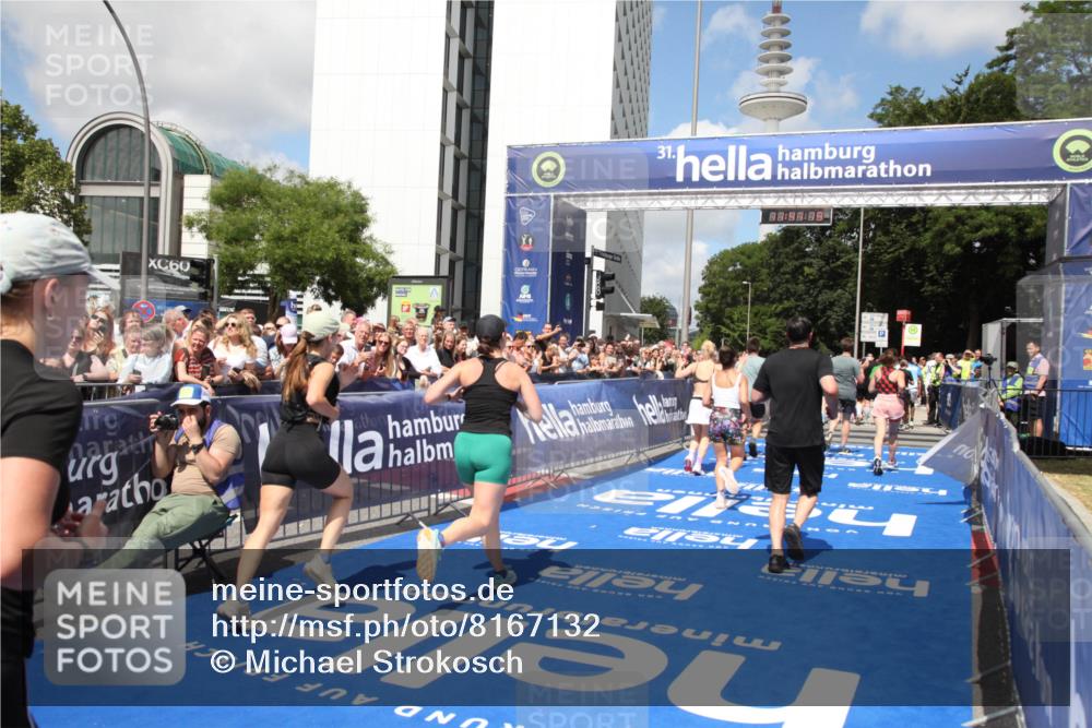 29.06.2025 - hella hamburg halbmarathon Michael Strokosch http://msf.ph/oto/8167132 29.06.2025 11:41:17 Ziel 4311, 4964, 6955, 7653, 10818, 11651, 14098, 15190, 15568, 15707, 17423, 17807 meine-sportfotos.de