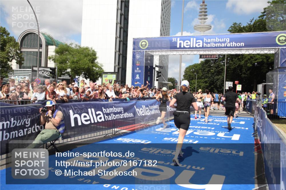 29.06.2025 - hella hamburg halbmarathon Michael Strokosch http://msf.ph/oto/8167182 29.06.2025 11:41:18 Ziel 3165, 4311, 4964, 6955, 7653, 10818, 11651, 14098, 15190, 15568, 15707, 17423, 17807 meine-sportfotos.de