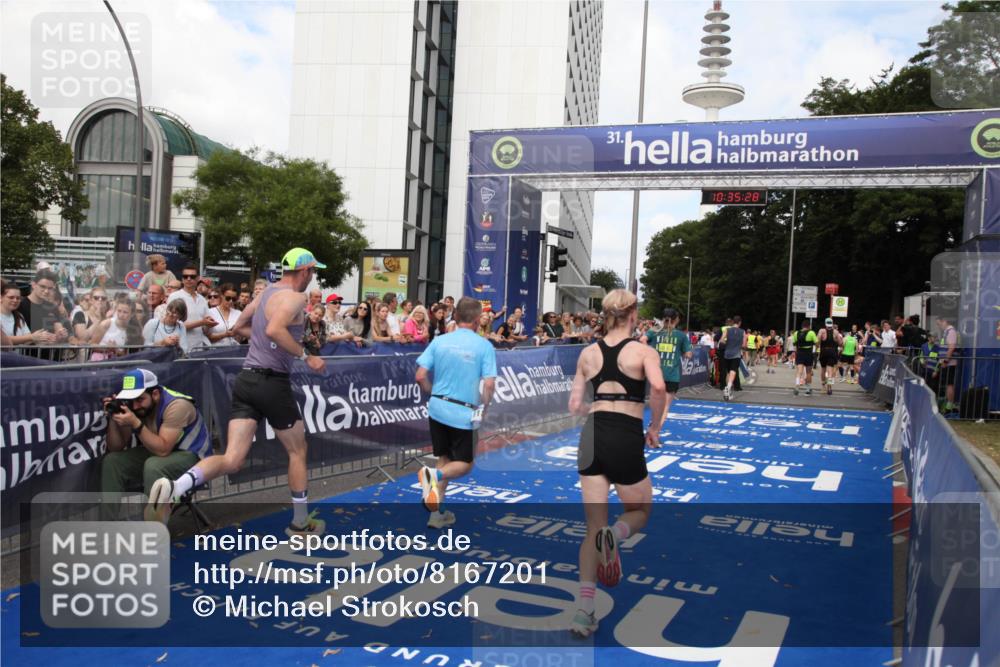 29.06.2025 - hella hamburg halbmarathon Michael Strokosch http://msf.ph/oto/8167201 29.06.2025 10:35:27 Ziel 4944, 10877, 11898, 13798, 14789, 15390, 15701, 15773, 15931, 15959 meine-sportfotos.de