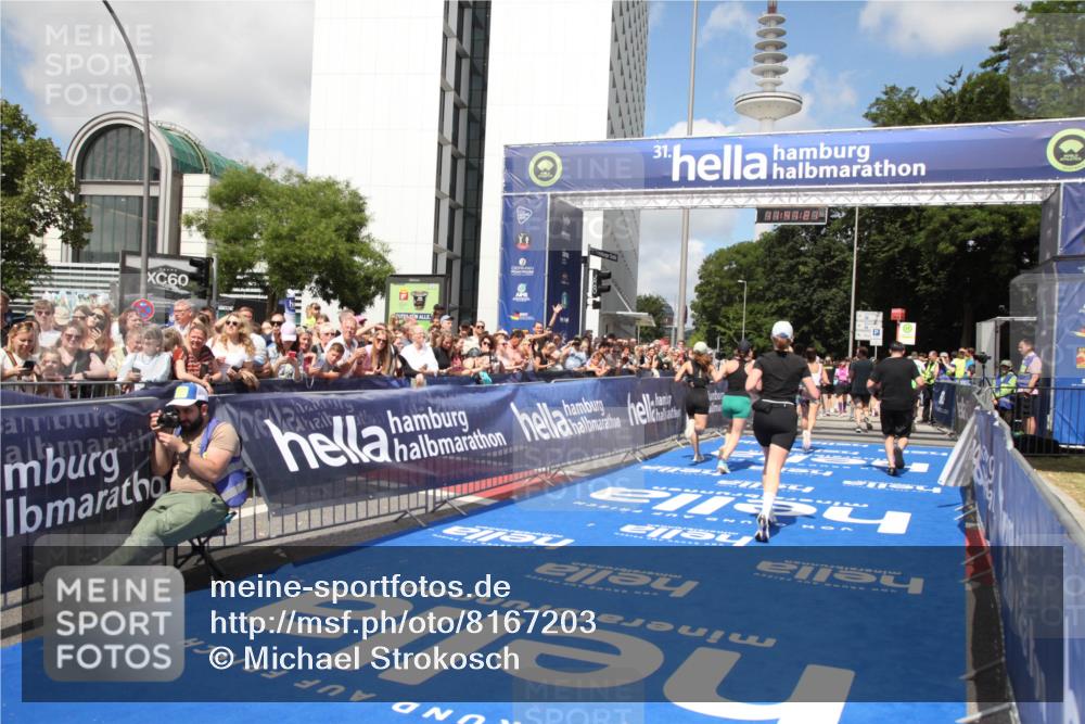 29.06.2025 - hella hamburg halbmarathon Michael Strokosch http://msf.ph/oto/8167203 29.06.2025 11:41:19 Ziel 3165, 4311, 4964, 7653, 10818, 11651, 14098, 15190, 15568, 15707, 17423, 17807 meine-sportfotos.de
