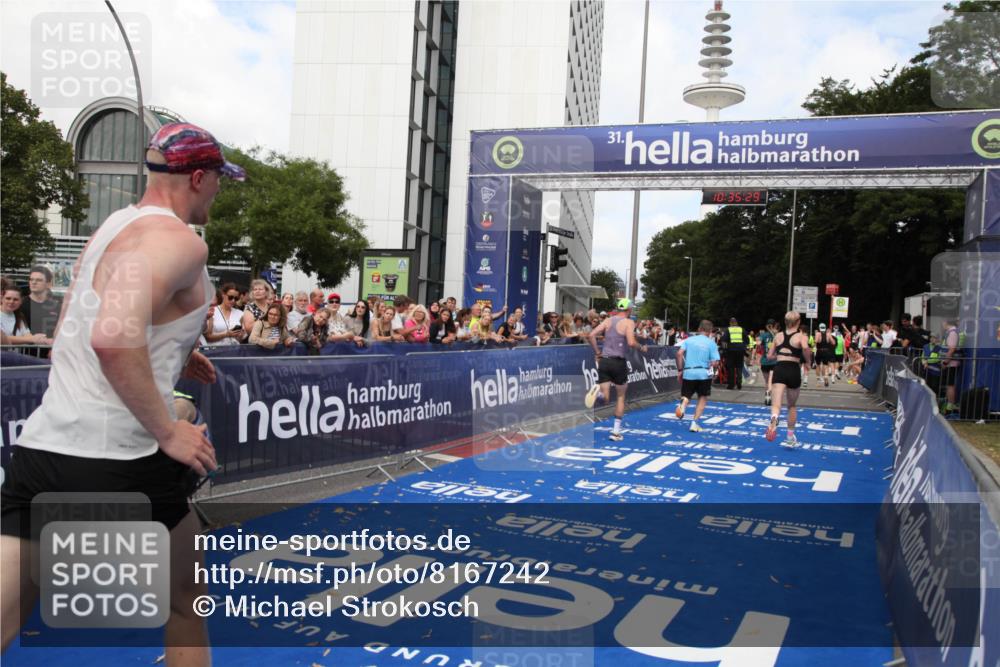 29.06.2025 - hella hamburg halbmarathon Michael Strokosch http://msf.ph/oto/8167242 29.06.2025 10:35:28 Ziel 1889, 4050, 4944, 10771, 10877, 11898, 14789, 15390, 15701, 15931, 15959, 16811 meine-sportfotos.de