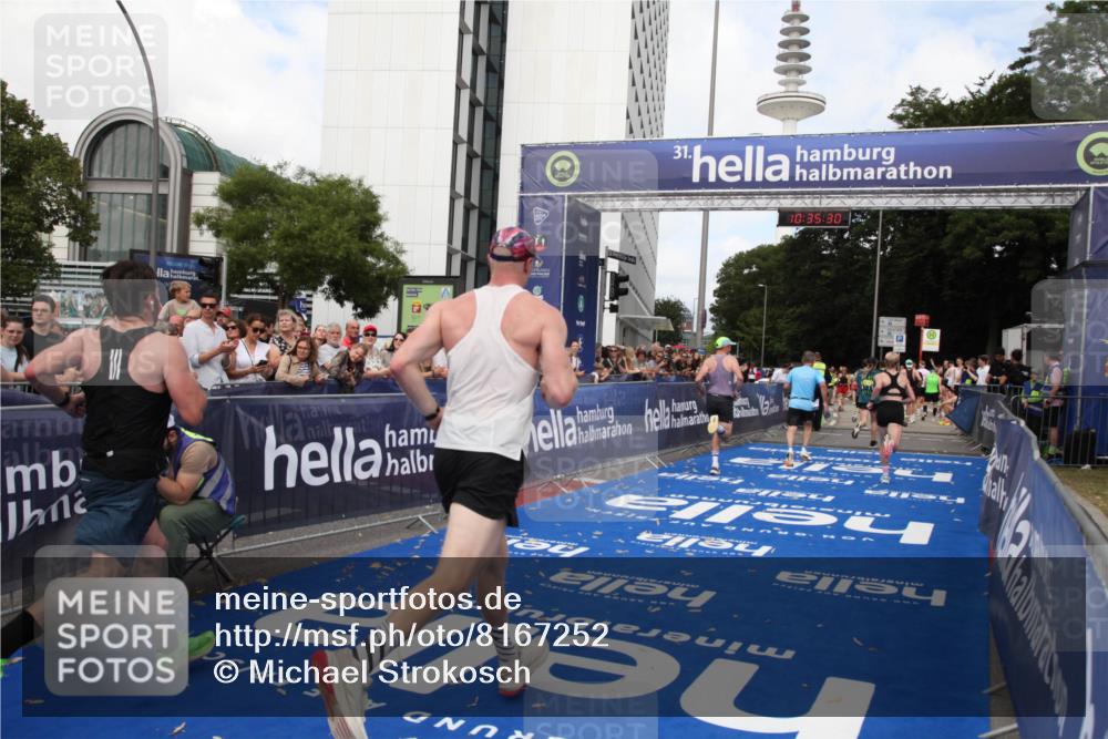 29.06.2025 - hella hamburg halbmarathon Michael Strokosch http://msf.ph/oto/8167252 29.06.2025 10:35:29 Ziel 1889, 4050, 4944, 10771, 10877, 11898, 15390, 15701, 15931, 15959, 16811, 19022 meine-sportfotos.de