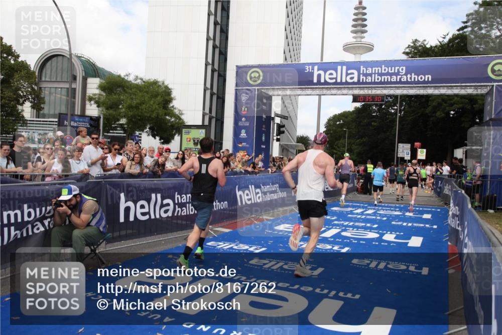 29.06.2025 - hella hamburg halbmarathon Michael Strokosch http://msf.ph/oto/8167262 29.06.2025 10:35:29 Ziel 1889, 4050, 4944, 10771, 10877, 11898, 15390, 15701, 15931, 15959, 16811, 19022 meine-sportfotos.de
