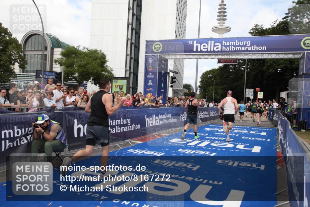 29.06.2025 - hella hamburg halbmarathon Michael Strokosch http://msf.ph/oto/8167272 29.06.2025 10:35:30 Ziel 1889, 4050, 4944, 10771, 10877, 11898, 15390, 15701, 15931, 15959, 16811, 19022 meine-sportfotos.de