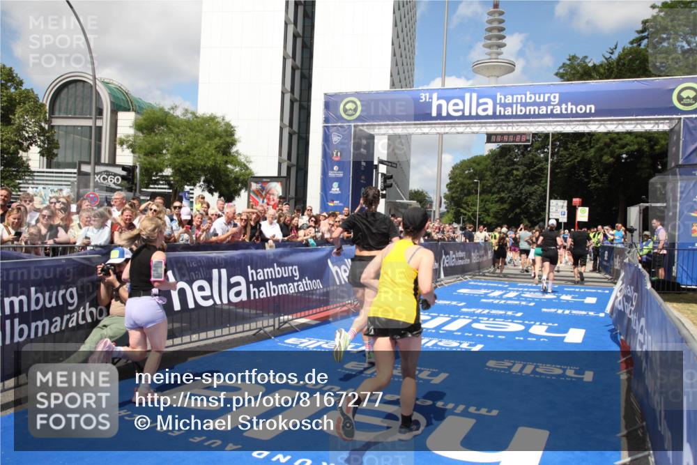 29.06.2025 - hella hamburg halbmarathon Michael Strokosch http://msf.ph/oto/8167277 29.06.2025 11:41:21 Ziel 2302, 3165, 4311, 4964, 10818, 11651, 11876, 14654, 15190, 15568, 16532, 17423, 17807 meine-sportfotos.de